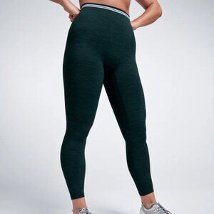 SET LNDR Chisel LIght 7/8 Legging in dark green marl and AERO DYNAMIC Sports Bra